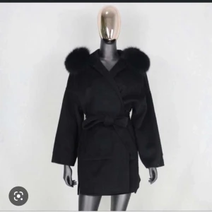 Pälskappa  - Säljer denna pälskappa som är nyskick, är endast använd någon gång och är i storlek S. OBS vill ej byta 