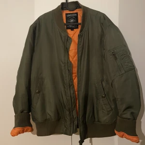 Bomberjacka herr L crocker - Bomberjacka herr Crocker L. Mycket bra skick. Hämtas i Hornstull 