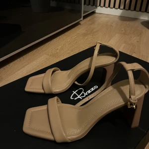 Stradivarius beige klackar  - Helt nya beiga klackar. För små för mig och kommer därför inte till användning! Tveka inte att höra av dig om frågor uppstår😉🤍