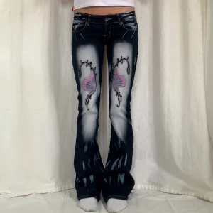 Crazy age jeans - !Använd köp nu om du vill köpa/kontakta mig privat! Bootcut jeans från crazy age Midja:78 Innerbenslängd:86 Jag är 169 med W28 som referens