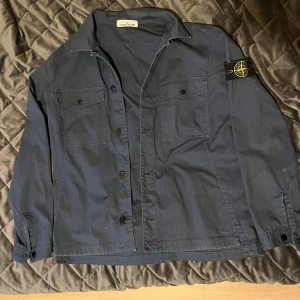 Stone Island overshirt - Storlek L Finns QR-kod på plagget som bevisar äkthet