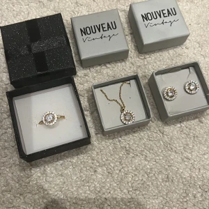 Matchande smyckesset  - Så fint smyckesset i 3 delar!🤎 alla delar är i guldplätering ifrån ur&penn.  Delarna går att köpas separat- nypris samlat: 600:-🤎aldrig använda. 