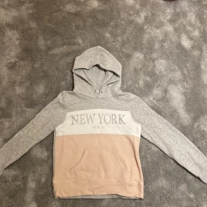 Huvtröja för en flicka  - En huvtröjor för ett barn som är runt 10-12 års åldern