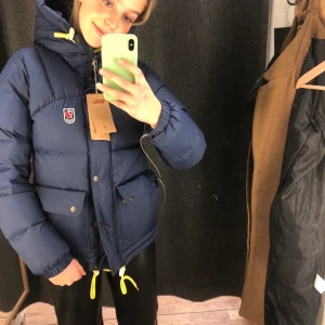 Fjällräven jacka - Säljer min fjällrävenjacka i storlek xs (passar xs-m). Nypris 7000ca. Superfint skick (inga tecken på användning) och köpt på naturkompaniet. Säljer då den inte kommer till användning så mycket som jag hade önskat💗. (Lägger upp igen pga oseriös köpare)