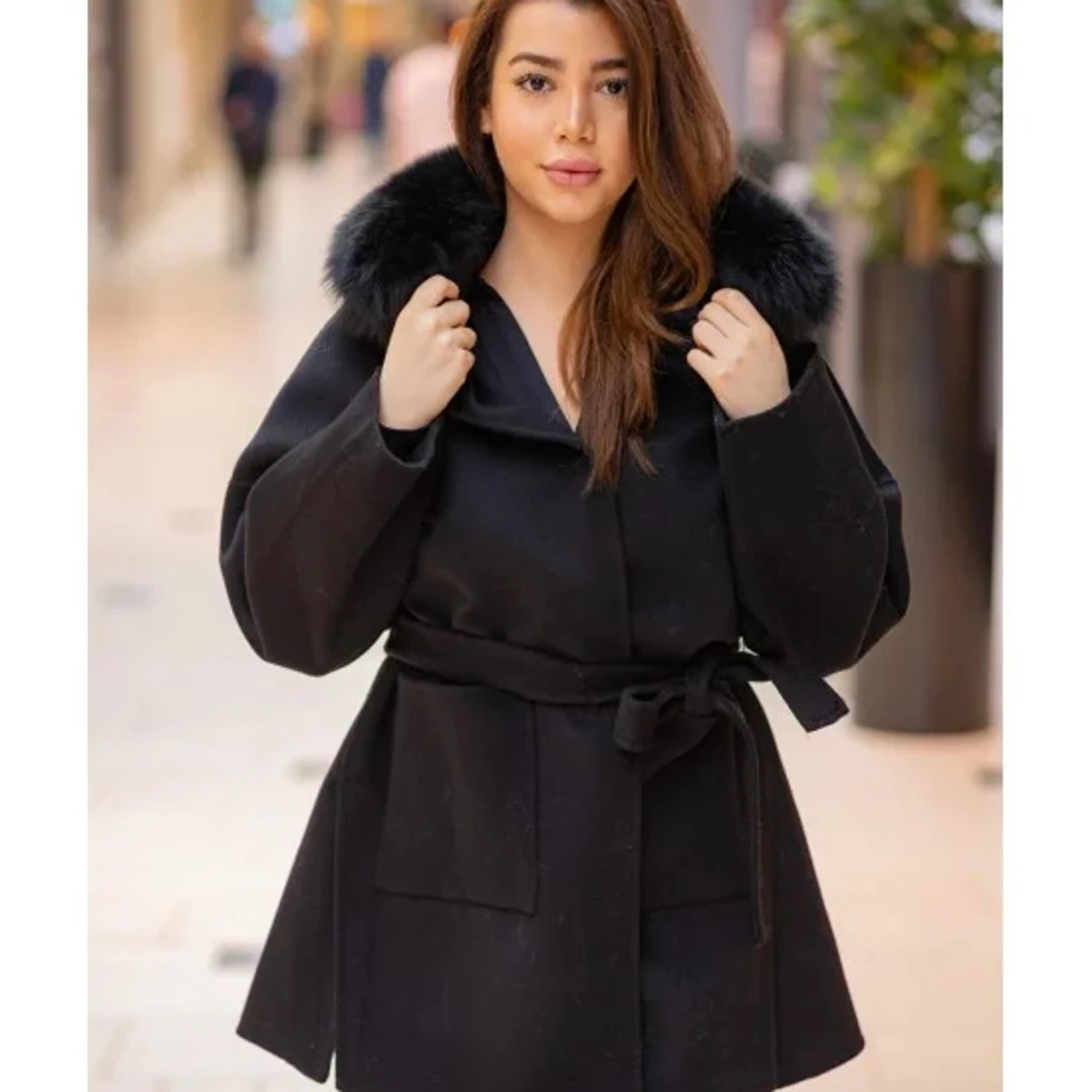Svart kappa med päls 