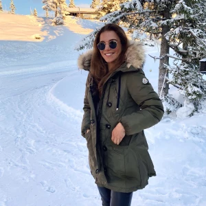 Moncler parkas jacka  - Superfin Moncler parkas säljs så den tyvärr inte används mer. Jackan är endast använt sparsamt under en säsong. Bild på fraktsedel+ dustbag från Moncler finns men kvittot är tyvärr inte kvar. Säljs då den tyvärr inte används så ofta som jag skulle vilja. Nypris 14000 kr. Pris kan diskuteras vid snabb affär! 