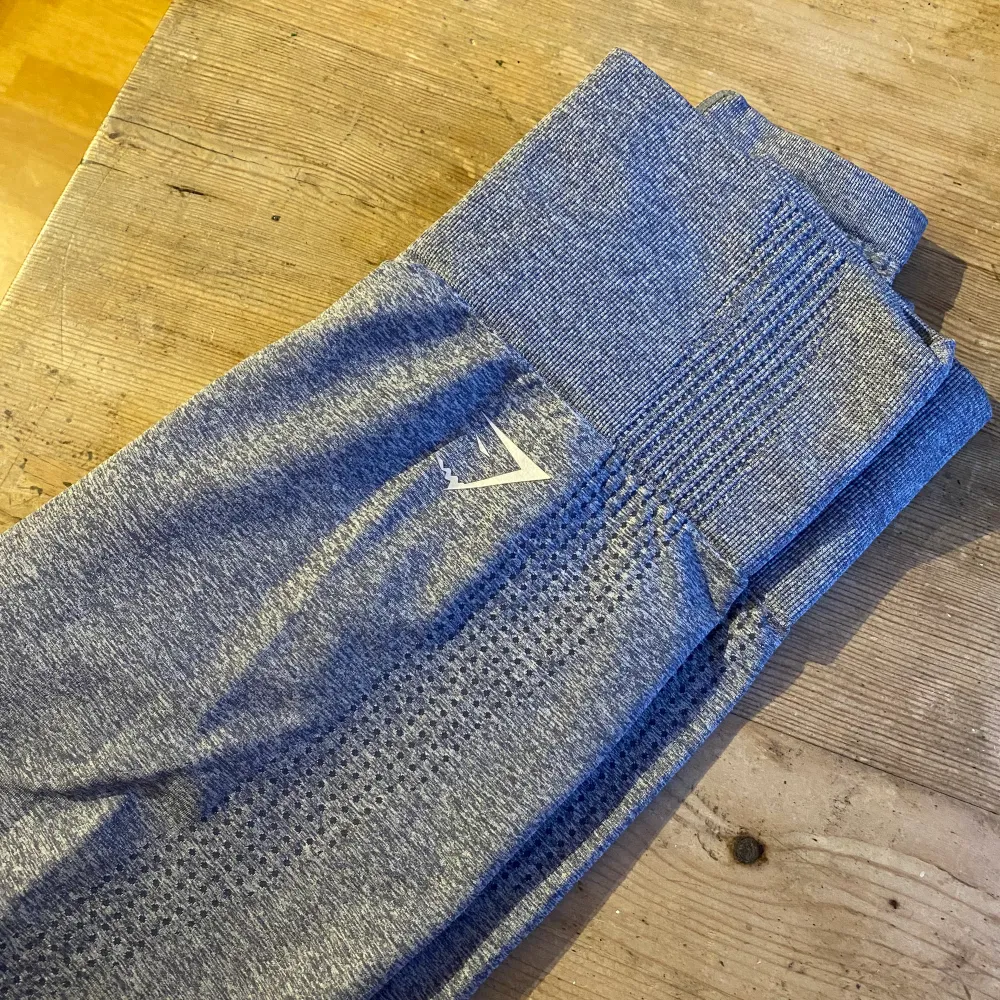 Snygga grå/blåa gymshark tights i vital seamless modellen! . Jeans & Byxor.