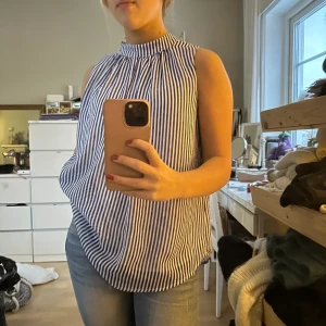 Randigt linne i storlek s - Säljer detta blå vit randiga linne/blus i storleken S💕så fin till ett par jeans💕