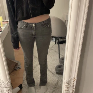 Lågmidjade Jeans - Lågmidjade skinny jeans från Acne. De är uppsprättade lite nertill (bild 2) Innerbenslängd: 83 cm❣️