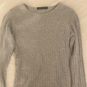 Brandy Melville  - Superfin grå tröja från Brandy Melville❣️ Är i storleken one size men passar XS-S