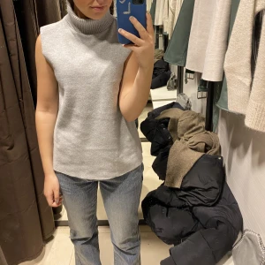 Zara topp - Säljer nu min fina zara topp som e jätte populär!! Köpte förra vintern , ej kommit till användning minst 3 gånger! Nypris 200kr