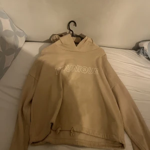Croppad hoodie - En beige croppad hoodie som aldrig använt. 