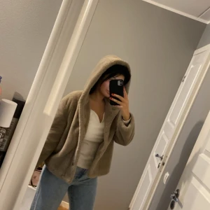 Vinterjacka säljes! - En mysig och fluffig beige jacka från Mango i strl XS. 🌸 Säljer jackan för 300kr, kan mötas upp i Stockholm området❤️