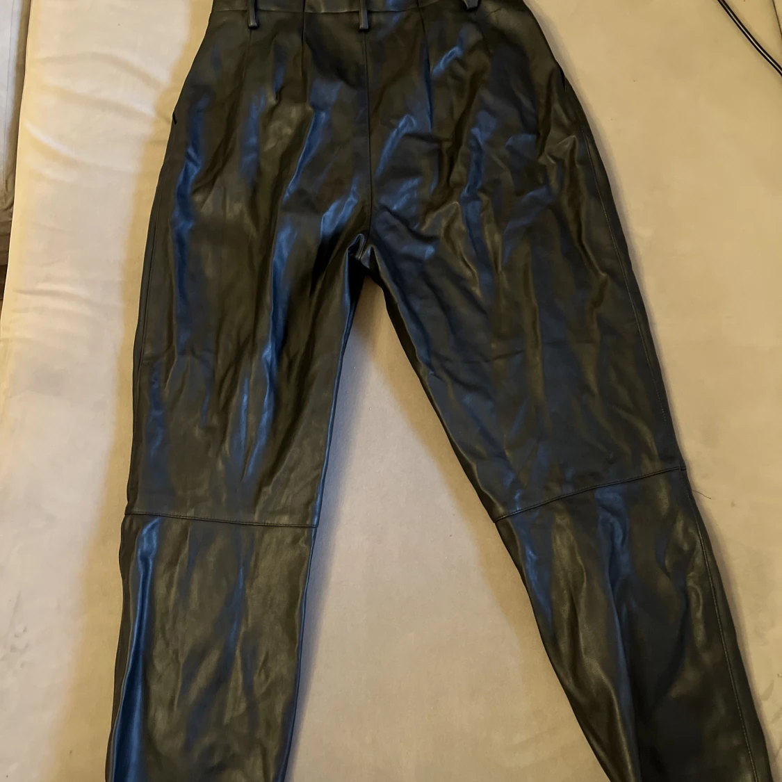 Byxor i läderimitation, storlek 40 - 90