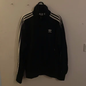 Adidas originals tröja - Adidas Originals ziptröja. Använd sparsamt och skulle klassa den som nästan nyskick. Inköpt förra året på Sneakerspoint i Norrköping.