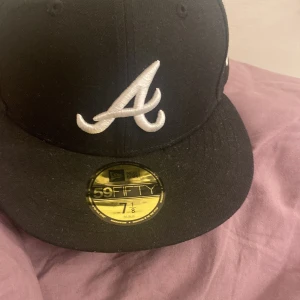Atlanta keps - Säljer denna atlanta keps pga inte till användning, i svart färg och är i väldigt bra skick❤️