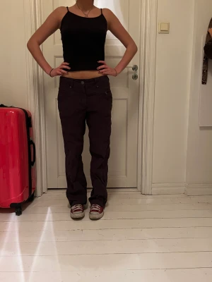 Lågmidjade byxor - Lågmidjade byxor i brun färg, storlek 31 men har sytt in dem så skulle säga att de passar en storlek 29 istället. Köparen står för frakten. Skriv vid intresse🫶🫶