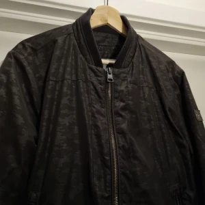 Calvin Klein bomberjacka  - Bomberjacka str M men stor i storleken. Inte använd på 1,5 år men i rätt bra skick