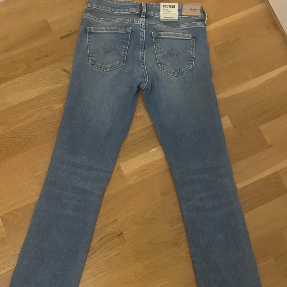 Helt nya bootcut pepe jeans i storlek 24/30🤩 Köpta på zalando för 850kr! Säljer med då de inte passade mig i storleken. Tycker de sitter väldigt likt valerie LTB jeans då jag har dem också💕  De är endast testade aldrig använda. Jeans & Byxor.