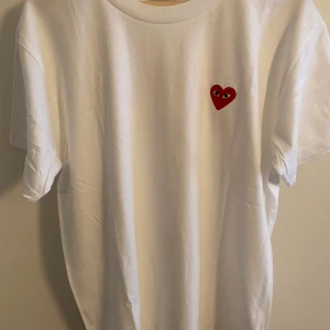 Comme De Garcos T Shirt Vit - Helt ny cdg t shirt i storlek L.