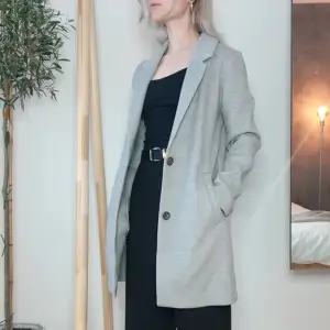 A gray coat from H&M in good condition! 😄 It's a size Small and I think it's pretty true to the size!   Length of coat: I'm 160cm and the length goes to about 5cm above my knees.  Material: 89% polyester 10% viscose 1% elastane  Extra button included!