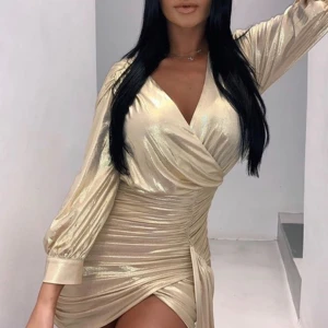 Ny Oh Polly Klänning  - Ny superfin metallic klänning från Oh Polly i storlek 34. Har stretch i sig, dragkedja på sidan. Prislapparna är kvar. Nypris $50💕