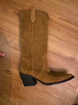 Cowboyboots - Från MANGO. Använda en gång! Klacken är ca 5 cm hög 