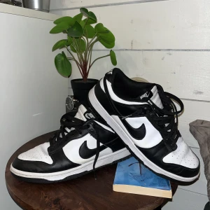 Nike dunk PANDA - Nike dunk pandas i storlek 43. Boxen ingår  