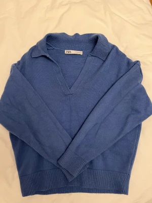 Stickad tröja 🫶🏽 - Fin stickad tröja från Zara i blått, liten mörk fläck på tröjan men går nog bort i tvätten! Bra skick!