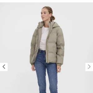 Jacka vero moda - säljer denna sprillans nya jackan! färgen är mer åt det gråa hållet. ❤️