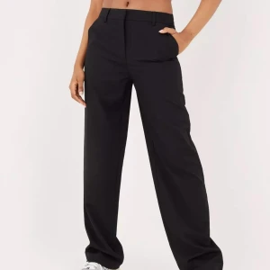 Kostymbyxor  - Super snygga Oversize Suit Pants från Nelly. Passar 38 men sitter tajtare vid midjan och utsvängda nertill. Lätta byxor att matcha med och passar till alla tillfällen. Slutsålda på deras hemsida, endast använda 2-3 gånger. Nypris 549 kr.