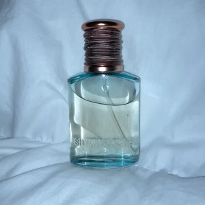 Shawn Mendes Signature - Använd ytterst få gånger och doftar fantastiskt!! Doften beskrivs som fruktig och mjuk som avrundas av varma och söta ackord. 