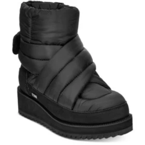 Ugg Montara Puffer Boot - Svarta Uggs med täck-material. Perfekta för vinter, lättskötta. Använd några enstaka gånger, inga skråmor, endast använda på sulan inuti. Passar olika storlekar. Pris kan diskuteras vid snabb affär. 
