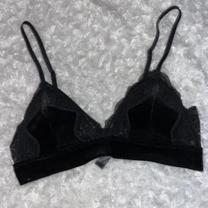 Svart BH - Svart sammets bh från Lindex. Lite vaddering. Knappt använd, fint skick.