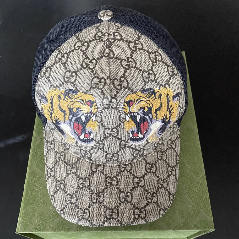 Äkta gucci keps, ”tigers print GG Supreme baseball hat”. Köpt för ca 6 månader sedan och är i mycket gott skick (som ny). Original låda och Gucci tygpåse    medföljer. . Accessoarer.