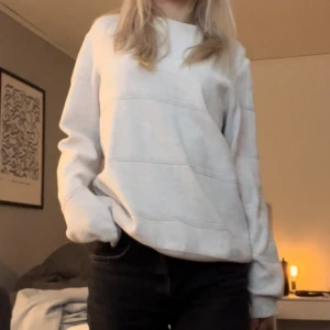 Tröja - Jätte skön tröja i bra skick 👌🏼🤍 storlek m och sitter oversize på mig som brukar ha s!