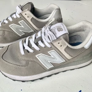 New Balance – 574 – Grå sneakers - Helt nya New Balance 574 i strl 36! Beställde fel storlek och har därför ett par  i originalförpackning med lappar kvar. Perfekt julklapp! ❤️🎁🎄Nypris 1349kr.