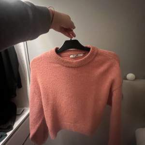 Stickad tröja i en superfin smutsrosa färg, knappt använd