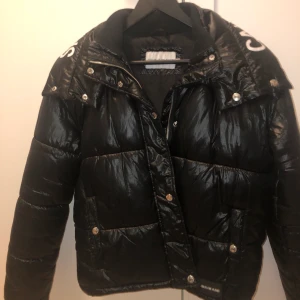 Ck vinterjacka - Säljer Calvin Klein jacka i super bra skick. Köpte den här på Plick och har använt fåtal gånger men känner att den är lite liten på mig och väljer därför att sälja den vidare💕