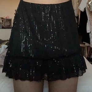 Paljettkjol  - Oanvänd volangkjol med paljetter på! Prislapp kvar ❤️ strl 34 & jag på bilden är 171 cm lång! Nypris är 300’kr! PERFEKT till nyår!