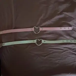 2-pack chokers med hjärtan i mitten, rosa och vit.