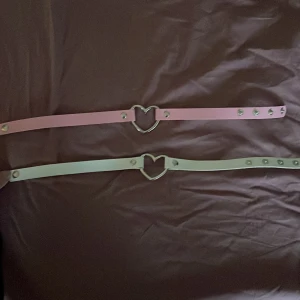 Chokers hjärta, 2pack - 2-pack chokers med hjärtan i mitten, rosa och vit.