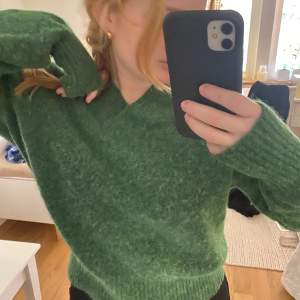 Grön superfin stickad tröja i alpackaull från arket! Inte kommit så mycket till användning så bra skick!💕