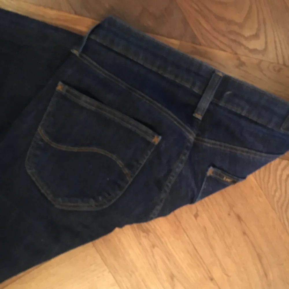 Jätte fina lee jeans som inte kommer till andvädning. Fint skick inga deftekter använda fåtal gånger kontakta mig ifall ni har frågor. Passar mig som har ca 70 i midjemått och är 160 ( dock ganska långa på mig) fin passform . Farkut & Housut.