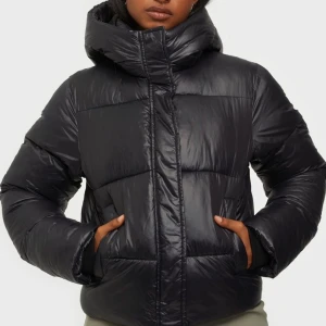 Nelly jacka - BUDGIVNINGEN TOGS EJ SERIÖST, skriv vid intresse! Super fin jacka från Nelly, den är slutsåld online. Nypris 800kr. Buda från 400kr. Skriv privat för egna bilder.   Den har ett litet jack i luvan men syns inte när man har på sig den.