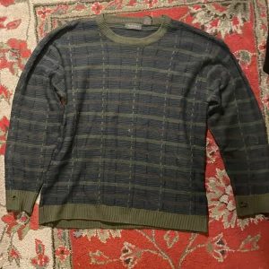 Skön stickad kofta - Skön kofta, har dock hål vid händerna för tummen så man kan värma sig men annars har den inget slitage. Priset kan även diskuteras