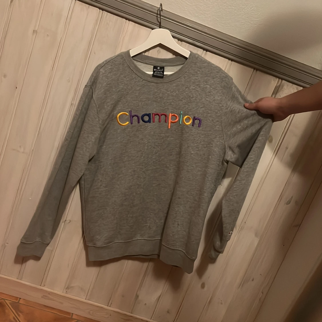 En grå champion sweat shirt 