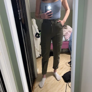 Cargobyxor - Cargobyxor från HM som är slutsålda online, endast testade då dem var för små. Jag har vanligtvis storlek s/36 i byxor. Originalpris 299 kr.