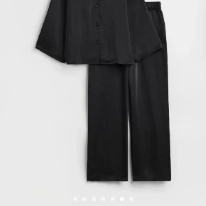 Pyjamas byxor siden  - Säljer mina pyjamas byxor som är i siden material på grund av att dom är förstora för mig. Dom är i storlek medium/ M💗