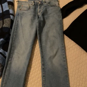 Levis 501 - Hej. Säljer ett par levis jeans 501 i nyskick. Använda 2 gånger max. Köpte dessa på jeansbolaget i somras. W 28 L32 Nypris 1000kr. Möts upp i göteborg men kan även frakta (köparen står för frakten)